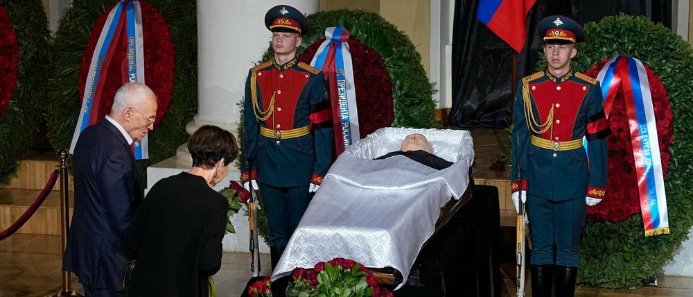 Menschen nehmen Abschied am offenen Sarg des ehemaligen Präsidenten Michail Gorbatschow in der Säulenhalle des Hauses der Gewerkschaften.