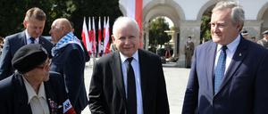 Jaroslaw Kaczynski, Chef der Regierungspartei PiS (Mitte), mit Veteranen am 83. Jahrestag des Kriegsbeginns vor dem Ehrenmal für polnische Soldaten in Warschau. 