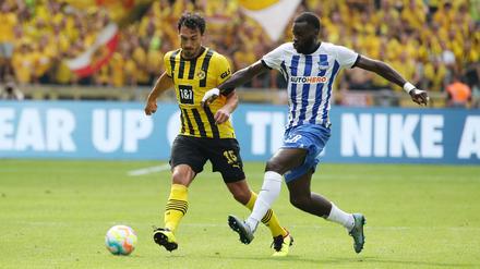 Wilfried Kanga (re., gegen Dortmunds Mats Hummels) wartet noch auf sein erstes Tor für Hertha BSC.