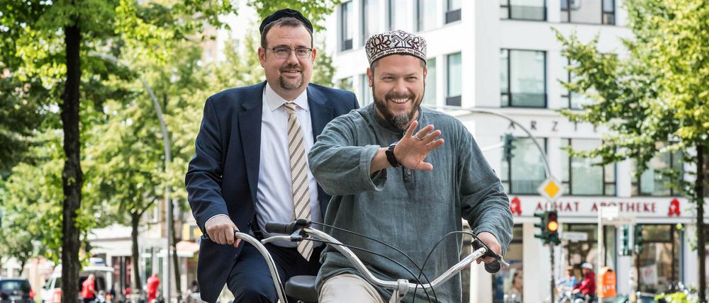 Eindrücke der jüdisch-muslimischen Tandemtour 2018: Rabbiner Elias Dray von der Israelitischen Kultusgemeinde und Ender Cetin, islamischer Theologe und ehemaliger Vorsitzender der Berliner Sehitlik-Moschee fahren gemeinsam.