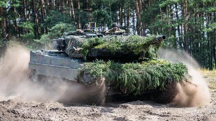 Ein Kampfpanzer vom Typ Leopard 2 A6 der Panzerbrigade 21 "Lipperland".