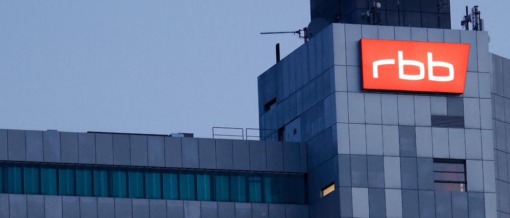 Das Logo des Senders Rundfunk Berlin-Brandenburg (RBB) ist am Sitz des Senders an der Masurenallee angebracht.