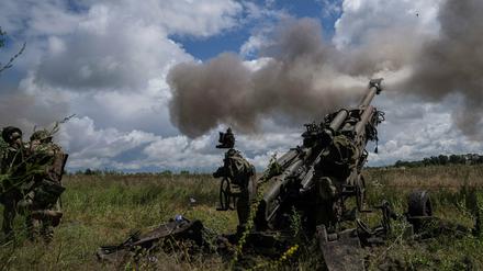Ukrainische Soldaten feuern eine von den USA gelieferte M777 Haubitze auf russische Stellungen ab.