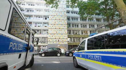 Einsatzfahrzeuge der Polizei  in der Löwenberger Straße in Lichtenberg.