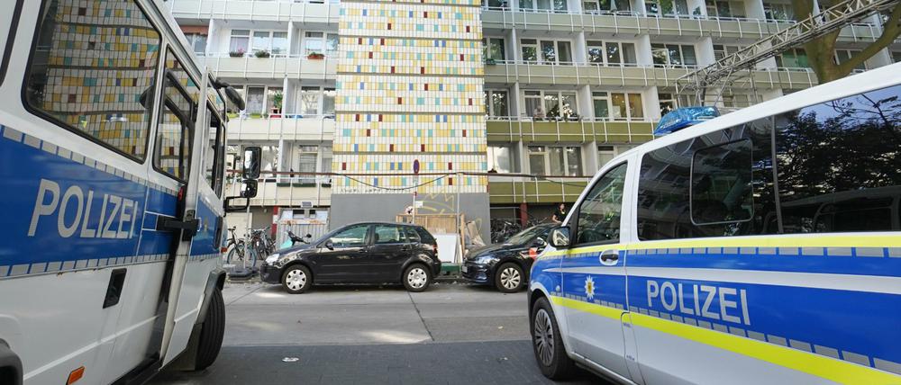 Einsatzfahrzeuge der Polizei in der Löwenberger Straße in Lichtenberg.