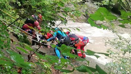 Retter sind in der Starzlachklamm bei Sonthofen im Einsatz.