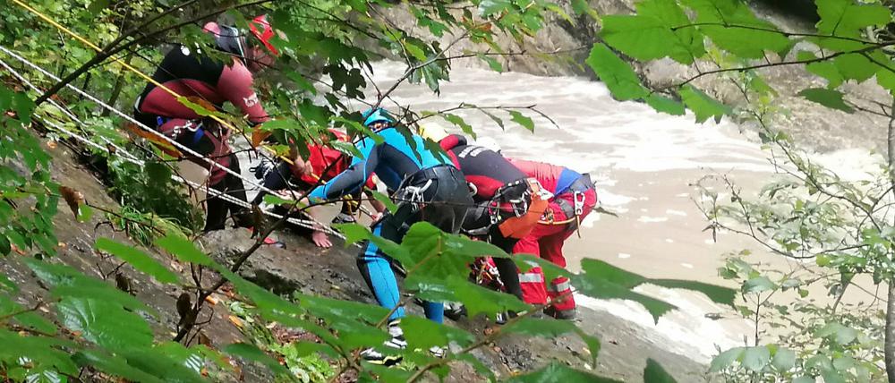 Retter sind in der Starzlachklamm bei Sonthofen im Einsatz.