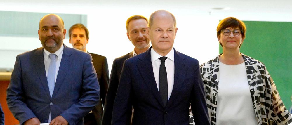 Omid Nouripour, Christian Lindner, Olaf Scholz und Saskia Esken bei einer Pressekonferenz über finanzielle Entlastungen der Bürger in Deutschland im Bundeskanzleramt.