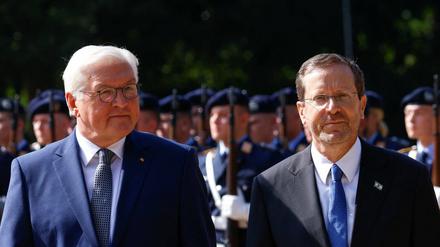 Bundespräsident Frank-Walter Steinmeier empfängt den israelischen Staatspräsidenten Isaac Herzog mit militärischen Ehren.
