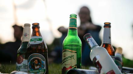  Junge Menschen trinken ihr Feierabendbier in Berlin.