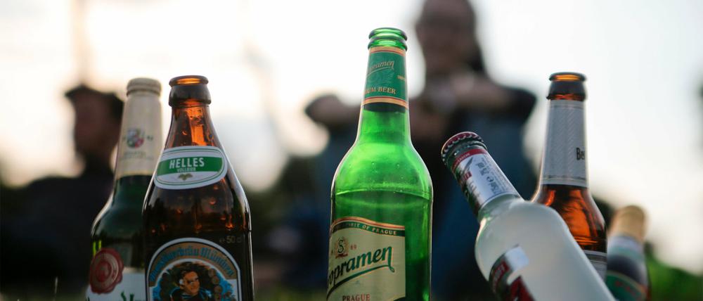 Junge Menschen trinken ihr Feierabendbier in Berlin.