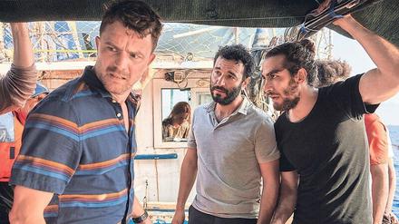 Und was jetzt? Auf dem Geflüchtetenboot erfährt Skipper Jan Garbe (Friedrich Mücke, links) von Ismail Sabia (Mohamed Achour, Mitte) und Bilal Sabia (Tariq Al-Saies), dass der Motor des Bootes defekt ist.