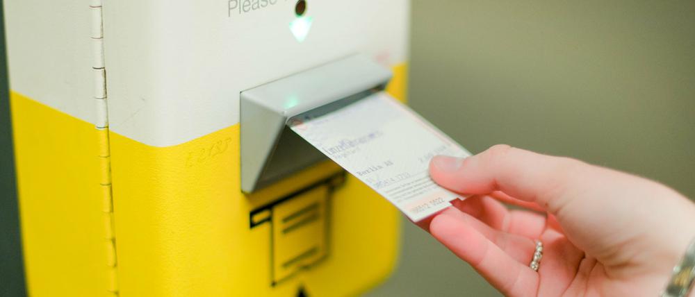 Viele Abonnenten erhalten nun von der BVG Geld zurück.