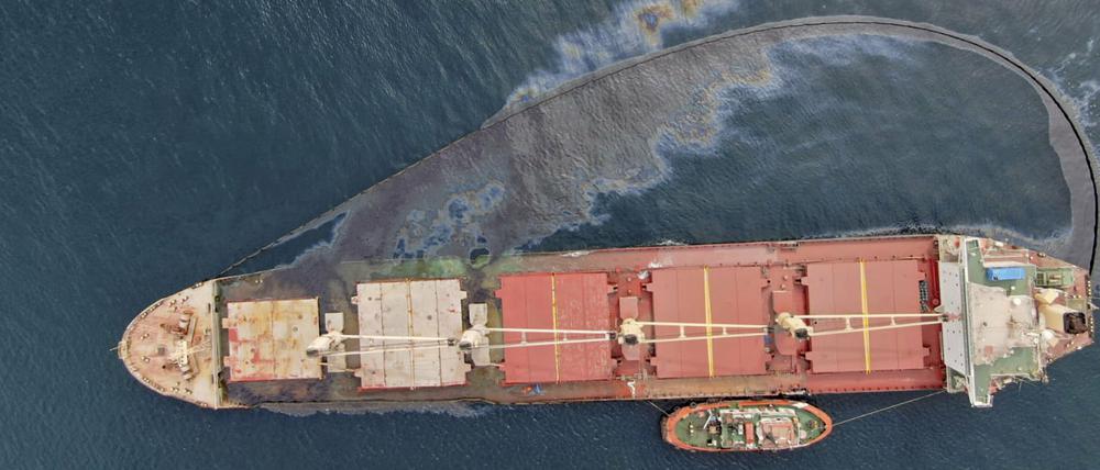 Auf diesem von der Regierung von Gibraltar zur Verfügung gestellten Foto ist der Leck um den Massengutfrachter «OS 35» zu sehen.
