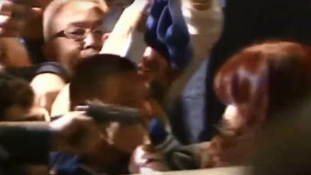 Auf Fernsehbildern ist zu sehen, wie ein Mann eine Pistole auf die argentinische Vizepräsidentin Cristina Kirchner richtet.