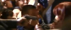 Auf Fernsehbildern ist zu sehen, wie ein Mann eine Pistole auf die argentinische Vizepräsidentin Cristina Kirchner richtet.