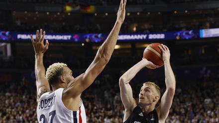 Niels Giffey wirft über Rudy Gobert hinweg. Der Franzose gilt als einer der besten Defensivspieler der Welt, war am Donnerstagabend aber gegen die Deutschen kein großer Faktor.