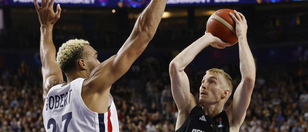 Niels Giffey wirft über Rudy Gobert hinweg. Der Franzose gilt als einer der besten Defensivspieler der Welt, war am Donnerstagabend aber gegen die Deutschen kein großer Faktor.
