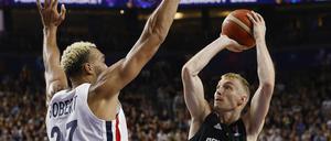 Niels Giffey wirft über Rudy Gobert hinweg. Der Franzose gilt als einer der besten Defensivspieler der Welt, war am Donnerstagabend aber gegen die Deutschen kein großer Faktor.