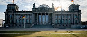 Nach Störaktionen der „Letzten Generation“ sowie wegen einer mutmaßlichen rechten Terrorgruppe rund um eine frühere AfD-Abgeordnete will sich das Parlament besser absichern.