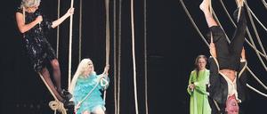 Bloß weg hier. Ariel (Lorena Handschin, links) und Prospero (Wolfram Koch, kopfüber). 