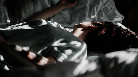 In der REM-Phase (Rapid Eye Movement) ist das Gehirn hochaktiv, Puls und Blutdruck steigen, der Muskeltonus kommt vorübergehend zum Erliegen – während die Augen hinter geschlossenen Lidern schnell hin und her flackern. 