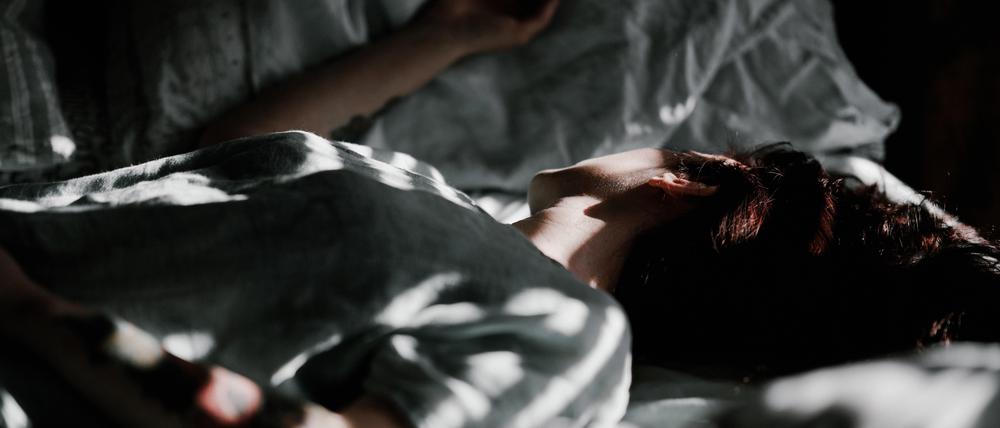 Mal um 7 Uhr aufstehen, mal bis in den Mittag hinein dösen: Immer zu anderen Zeiten ins Bett zu gehen und aufzustehen, kann ernsthaft krank machen.