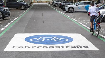 06 . 07 . 2022 , Berlin / Prenzlauer Berg : Fahrradstraße Oderberger Straße . *** 06 07 2022 , Berlin Prenzlauer Berg bicycle street Oderberger Straße 