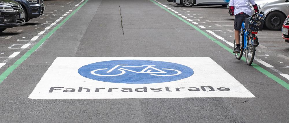 06 . 07 . 2022 , Berlin / Prenzlauer Berg : Fahrradstraße Oderberger Straße . *** 06 07 2022 , Berlin Prenzlauer Berg bicycle street Oderberger Straße