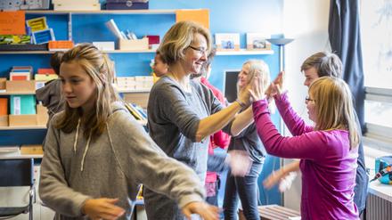 Interaktion ist ein wichtiges Element im Unterricht an der ESBZ. Darüber hinaus gibt es in Vorbereitung auf das Leben außerhalb des Klassenzimmers Projekte wie „Verantwortung“ oder „Herausforderung“.