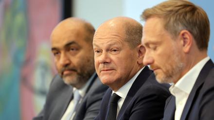 Nach einer durchverhandelten Nacht:  Grünen-Chef Omid Nouripour, Bundeskanzler Olaf Scholz, und Finanzminister Christian Lindner am Sonntag bei der Pressekonferenz nach dem Koalitionsausschuss.