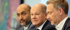 Nach einer durchverhandelten Nacht:  Grünen-Chef Omid Nouripour, Bundeskanzler Olaf Scholz, und Finanzminister Christian Lindner am Sonntag bei der Pressekonferenz nach dem Koalitionsausschuss.