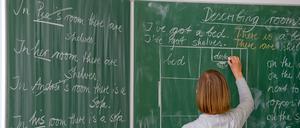 Schwangere Lehrerinnen sollen in Berlin von zu Hause unterrichten. Doch von Grundschülern, die zusammen im Klassenraum sitzen, kann kaum erwartet werden, dass sie der Lehrerin folgen, die zu Hause am PC etwas zu erklären versucht.
