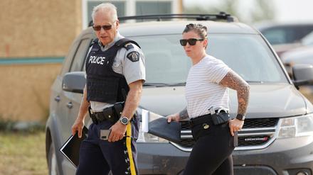Mitglieder der Royal Canadian Mounted Police (RCMP) bei Ermittlungen im Reservat James Smith Cree Nation.