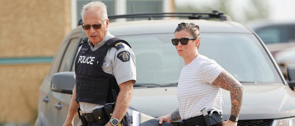 Mitglieder der Royal Canadian Mounted Police (RCMP) bei Ermittlungen im Reservat James Smith Cree Nation.