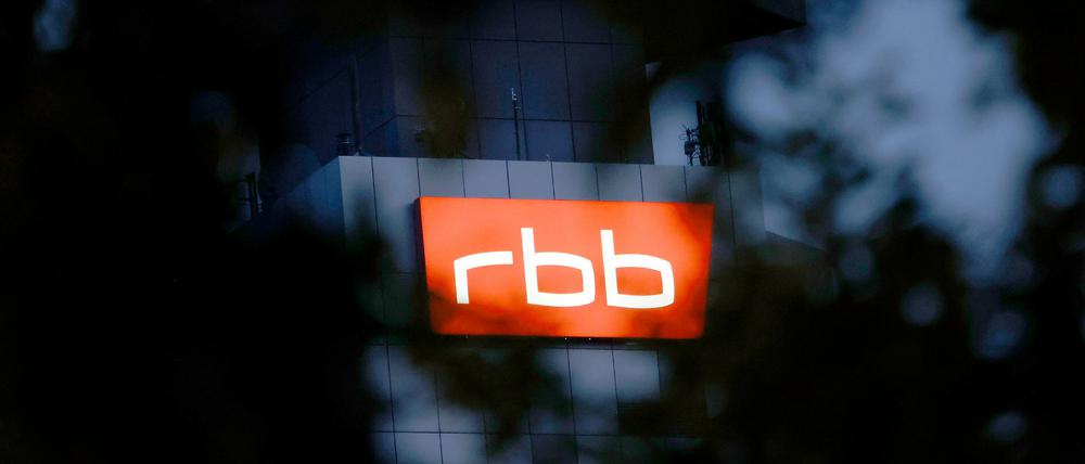 Licht ins Dunkel bringen. Das beleuchtete Logo des Senders Rundfunk Berlin-Brandenburg (RBB) ist an der Fassade am Sitz des Senders an der Masurenallee angebracht.