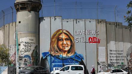 Das Bild von Shirin Abu Akleh wurde an eine Wand gemalt. 