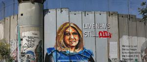 Das Bild von Shirin Abu Akleh wurde an eine Wand gemalt. 