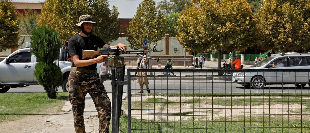 Ein Taliban Kämpfer steht vor der russischen Botschaft in Kabul. 