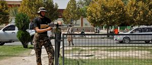 Ein Taliban Kämpfer steht vor der russischen Botschaft in Kabul.
