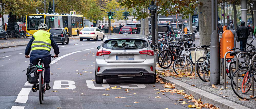 Ein Falschparker blockiert eine Busspur in Berlin.