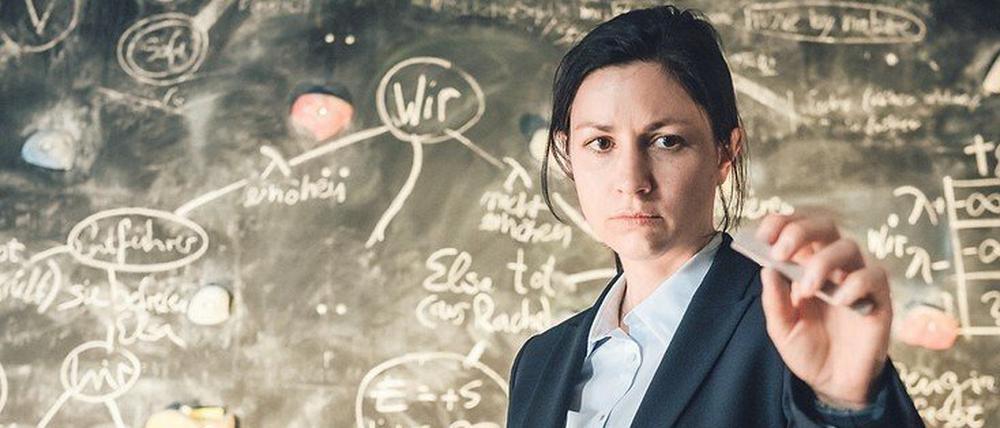 Vertraut der Logik mehr als Emotionen: Risikoanalystin Vera Schröder (Eva Meckbach) muss kühlen Kopf bewahren. 