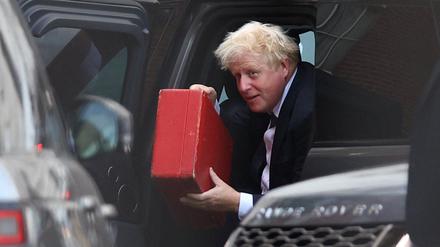 Mit gepacktem Koffer: Premierminister Boris Johnson muss die Downing Street 10 räumen. 