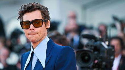 Stilikone Harry Styles geht es auf dem roten Teppich ganz klassisch mit Gucci an.