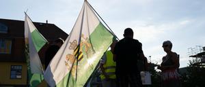 Teilnehmer einer Kundgebung der rechtsextremen Kleinstpartei "Freie Sachsen" am 9. August 2022 in Heidenau.