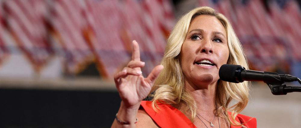 Hart und hetzerisch. Marjorie Taylor Greene spricht auf einer Wahlkampfveranstaltung von Donald Trump.