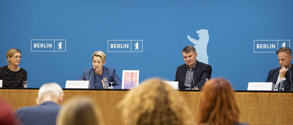 Bei der Pressekonferenz sitzen Franziska Giffey, Burkhard Kieker und Lutz Henke (von links nach rechts).