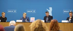 Bei der Pressekonferenz sitzen Franziska Giffey, Burkhard Kieker und Lutz Henke (von links nach rechts).