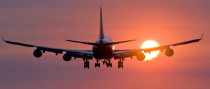 Eine Boeing 747 landet am Vancouver International Airport (Symbolbild). 