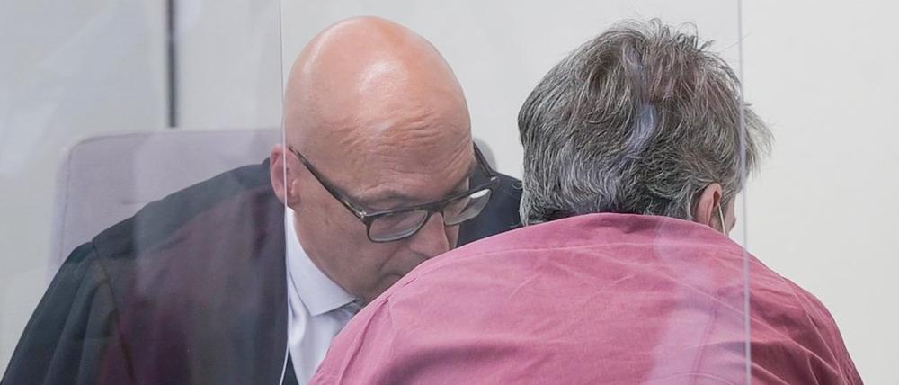 Der Angeklagte (rechts) mit einem seiner Verteidiger beim Prozess in Bad Kreuznach (Archivbild).